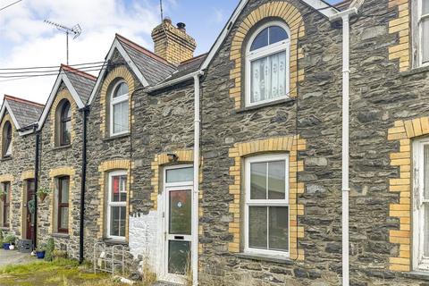 2 bed property, in Poplar Terrace, £95,000
