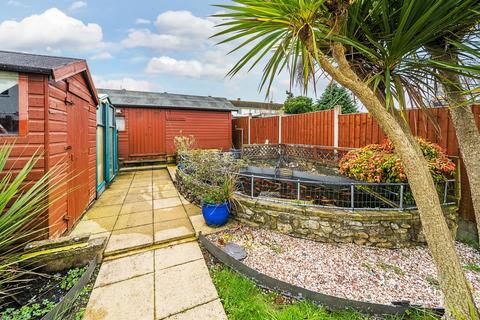 3 bed property, in Holbrook Crescent, £265,000