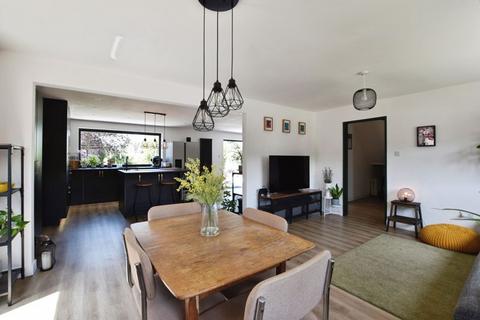 4 bed property, in Chestnut Close, £750,000