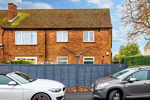 2 bed property, in Macaulay Road, £125,000
