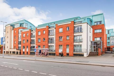 2 bed property, in Beauchamp House, £120,000