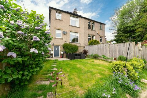 3 bed property, in Field View House, £325,000