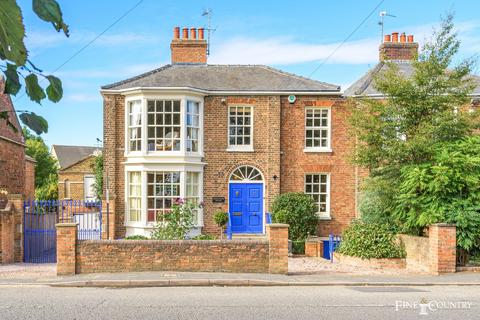 4 bed property, in Spalding, £525,000