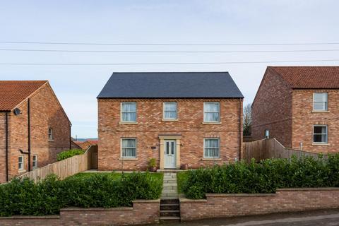 4 bed property, in Highfield Croft, £675,000