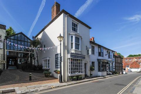 2 bed property, in Tarrant Street, £425,000