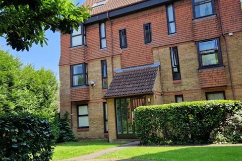 1 bed property, in Coopers Close, £231,000