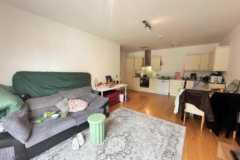 2 bed property, in Queens Road, £260,000