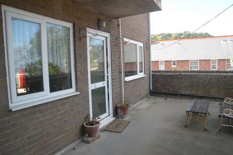 2 bed property, in Walton Court, £85,000