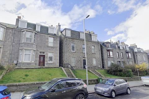 1 bed property, in Victoria Road, £34,000
