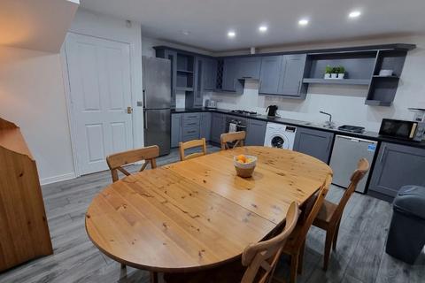 4 bed property, in Blackburn Way, £245,000
