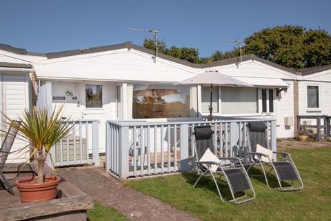 2 bed property, in Greenway Road, £160,000