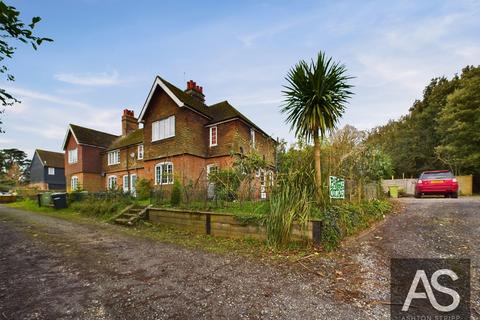 3 bed property, in Horns Corner, £325,000