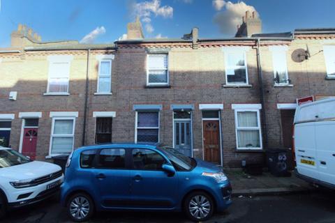 2 bed property, in Cowper Street, £240,000