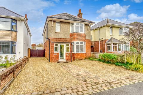 3 bed property, in Hennings Park Road, £550,000