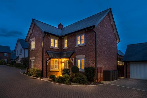 4 bed property, in Bluebell Close, £800,000