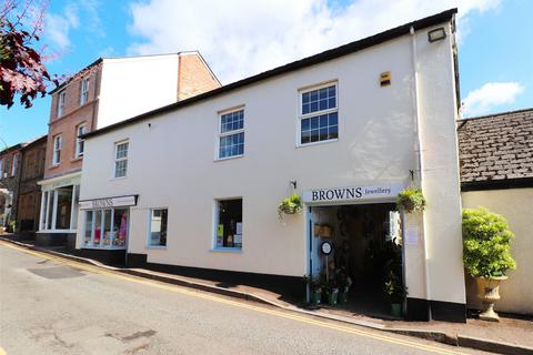 2 bed property, in High Street, £279,950