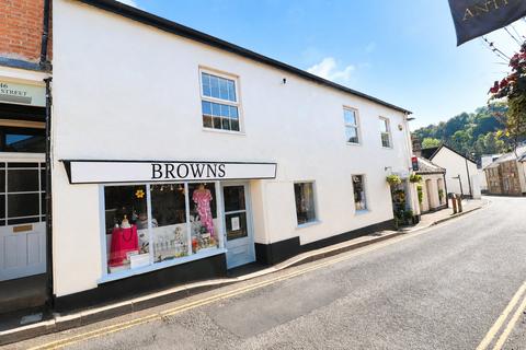 2 bed property, in High Street, £259,000