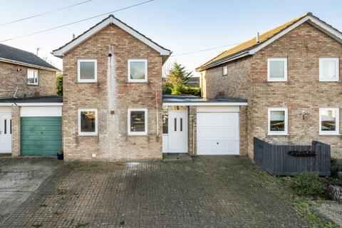 3 bed property, in Cranbourne Mews, £210,000