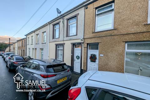 3 bed property, in Victoria Street, £100,000