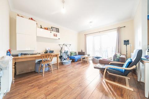 2 bed property, in Crosby Gardens, £270,000