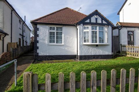 2 bed property, in Footbury Hill Road, £450,000