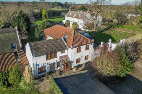 5 bed property, in Front Road, £580,000