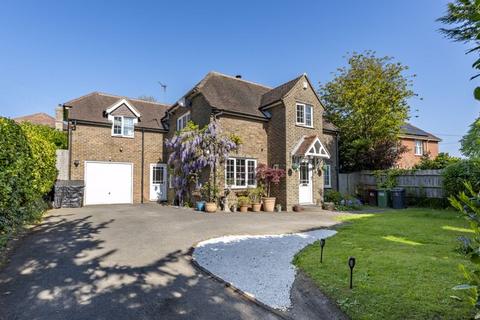 5 bed property, in Queens Road, £700,000