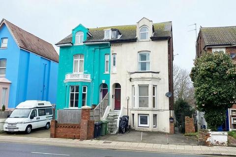 1 bed property, in Waverley Road, £105,000
