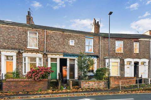 3 bed property, in Prices Lane, £320,000