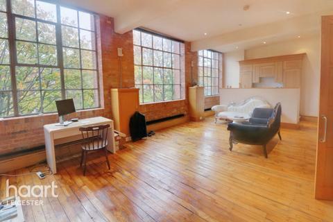 1 bed property, in Wellington Street, £160,000