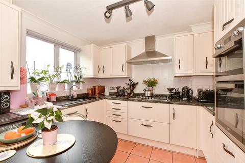 2 bed property, in Lanes End, £235,000