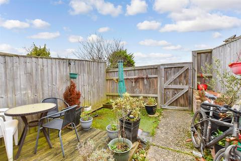 2 bed property, in Lanes End, £235,000