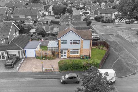 3 bed property, in Hawthorn Drive, £325,000