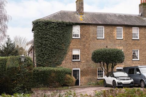 4 bed property, in Tring Station, £550,000