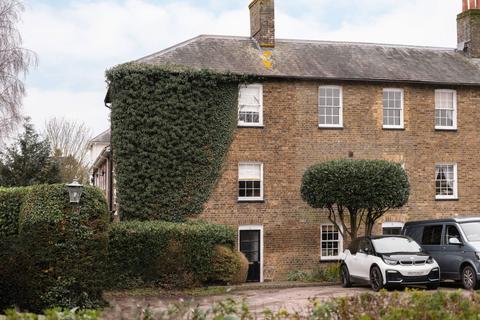4 bed property, in Tring Station, £550,000