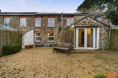 2 bed property, in Crosscombe, £250,000