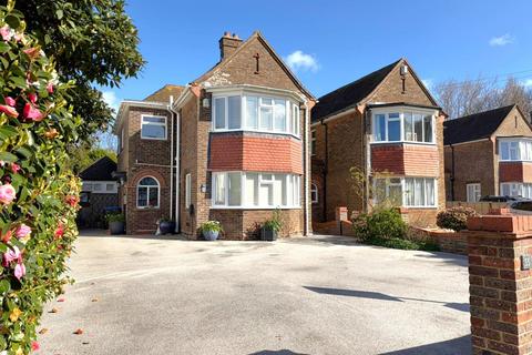 6 bed property, in Croft Avenue, £955,000