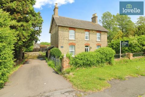 5 bed property, in Calceby Way, £599,950