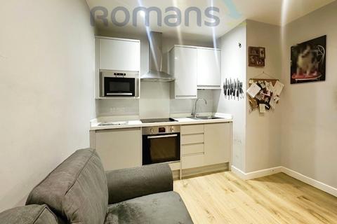 1 bed property, in Victoria Road, £125,000