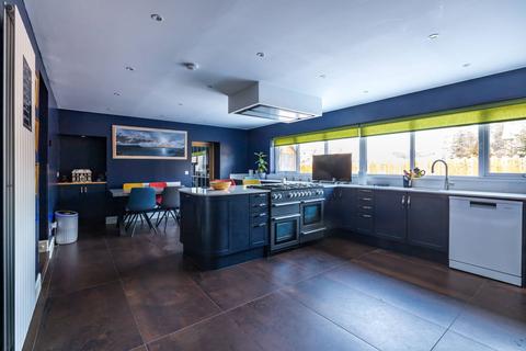 6 bed property, in Riversdale Grant Road, £695,000