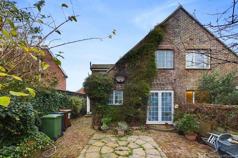 3 bed property, in Coast Road, £360,000