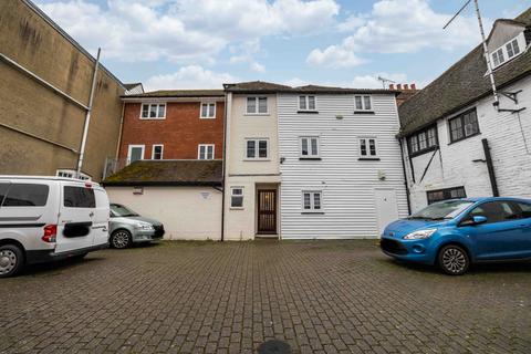 1 bed property, in West Street, £125,000
