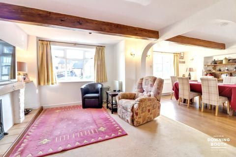 3 bed property, in The Green, £340,000