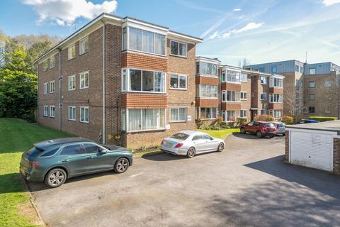 2 bed property, in Goldstone Crescent, £325,000
