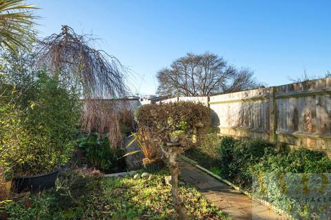 2 bed property, in Middle Road, £319,950