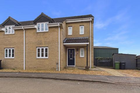 2 bed property, in Pringle Way, £175,000
