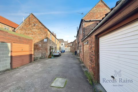 8 bed property, in Turners Square, £950,000