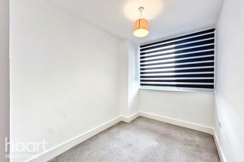 2 bed property, in Lower Stone Street, £80,000