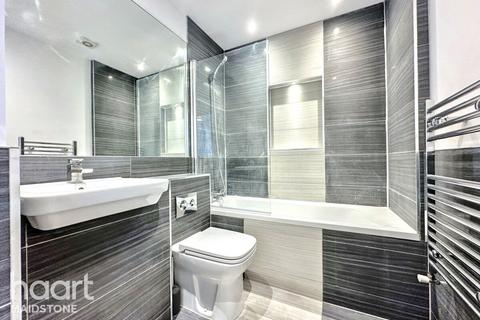 2 bed property, in Lower Stone Street, £80,000