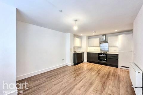 2 bed property, in Lower Stone Street, £80,000